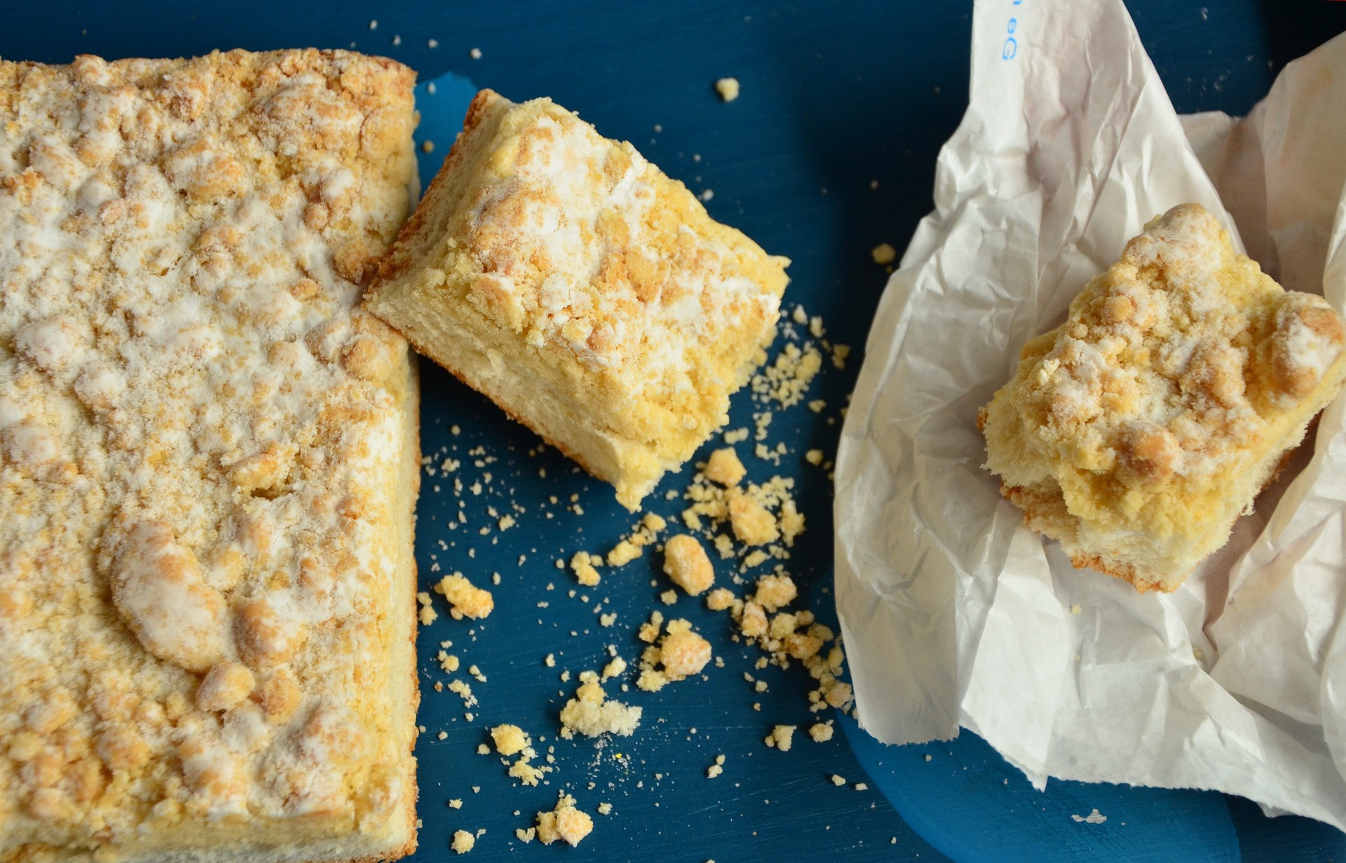 Rhabarberkuchen mit Mandelstreuseln - Lecker backen
